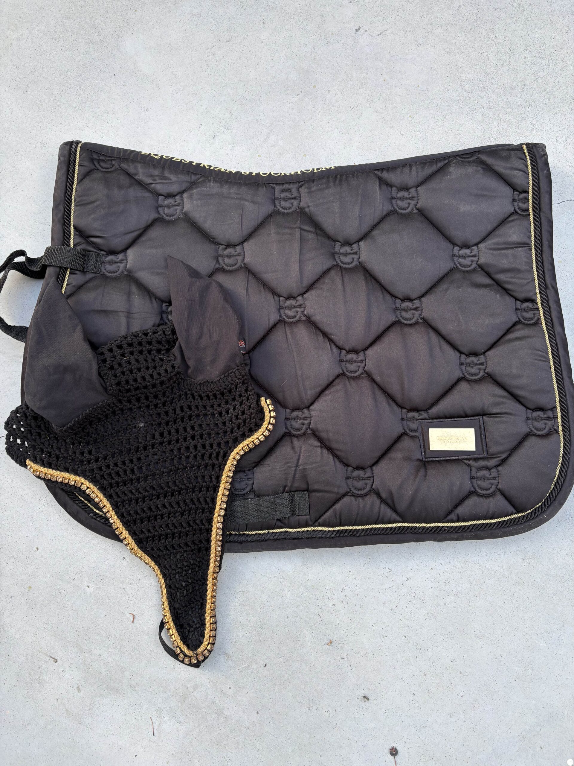 Zwart zadeldoek + oornetje Equestrian Stockholm